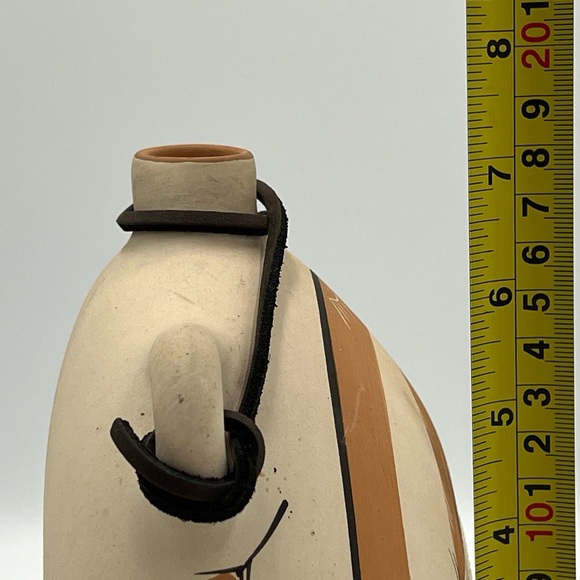 Vintage Hand-Painted Native American Pottery, Desert Pueblo “Buckskin” - Picture 6 of 9